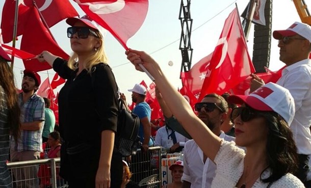 Hande Yener ve Aylin Coşkun Demokrasi ve Şehitler Mitinginde!