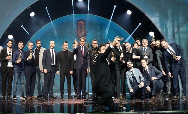 Kral Grubu Ödüle Doymuyor!