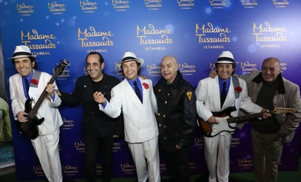 Sahneye Önce Balmumu  Heykelleri Çıktı!