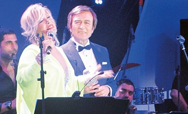 Erol Evgin'e Emel Sayın'dan Doğum Günü Sürprizi! Erol Evgin'e Emel Sayın'dan Doğum Günü Sürprizi!