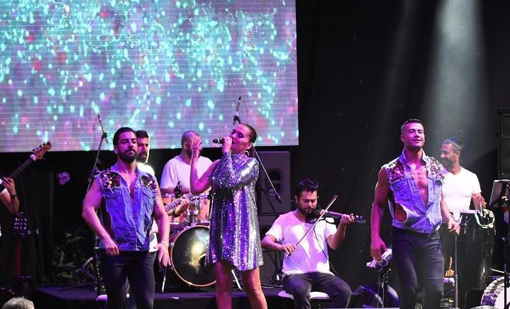 Demet Akalın Bodrum'da Sahneye Çıktı! Demet Akalın Bodrum'da Sahneye Çıktı!