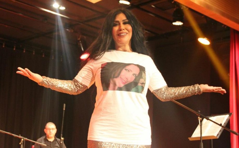 Nuray Hafiftaş’ın Resminin Olduğu T-shirt'le Sahneye Çıktı!