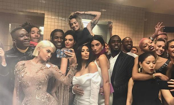 Şöhretler Eşliğinde Moda Sergisi!