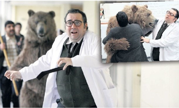 Ata Demirer, filminin Setinde Ayı Var! Ata Demirer, filminin Setinde Ayı Var!