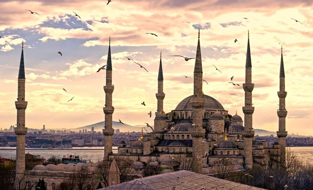 Sultanahmet'te Yaşanan Patlamaya Ünlülerden Tepkiler! Sultanahmet'te Yaşanan Patlamaya Ünlülerden Tepkiler!