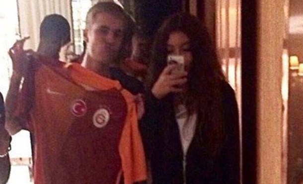 Justin Bieber'dan Galatasaray  Formalı Poz!